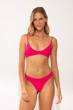 Charger l'image dans la galerie, Model Front: Wednesday In Hawaii By Rio De Sol Haut Top Guava Hana