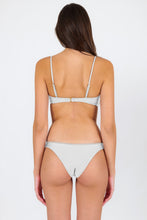 Charger l'image dans la galerie, Model Back: Rio De Sol Haut Top Shimmer-White Bandeau-Knot
