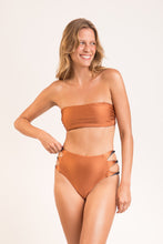Charger l'image dans la galerie, Model Front: Rio De Sol Bas Bottom Nocciola High-Waist-Spin
