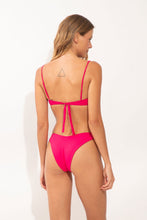 Charger l'image dans la galerie, Model Back: Wednesday In Hawaii By Rio De Sol Haut Top Guava Shell
