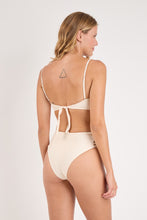 Charger l'image dans la galerie, Model Back: Rio De Sol Ensemble Set Malibu-Natural Bandeau-Iris High-Waist-Spin-Iris
