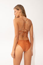 Charger l'image dans la galerie, Model Back: Rio De Sol Bas Bottom Shimmer-Nocciola Essential-Comfy
