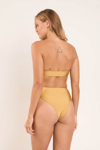 Model Back: Rio De Sol Bas Bottom Fluity-Dourado Hotpants