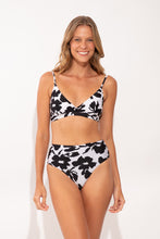 Charger l&#39;image dans la galerie, Model Front: Rio De Sol Bas Bottom Poppy Hotpants
