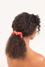 Charger l&#39;image dans la galerie, Model Front: Rio De Sol Chouchou Malibu-Nina Scrunchie
