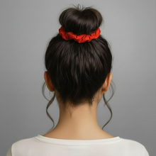 Charger l'image dans la galerie, Model Back: Rio De Sol Chouchou Rouge Scrunchie
