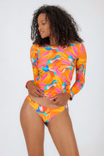 Charger l&#39;image dans la galerie, Model Front: Rio De Sol Haut Top Orange-Bloom Rash-Guard
